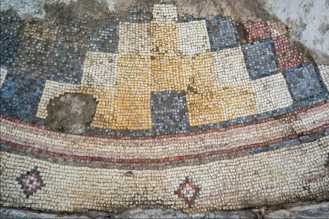 拜占庭教堂後殿馬賽克地板特寫 。（Museum of the Bible）